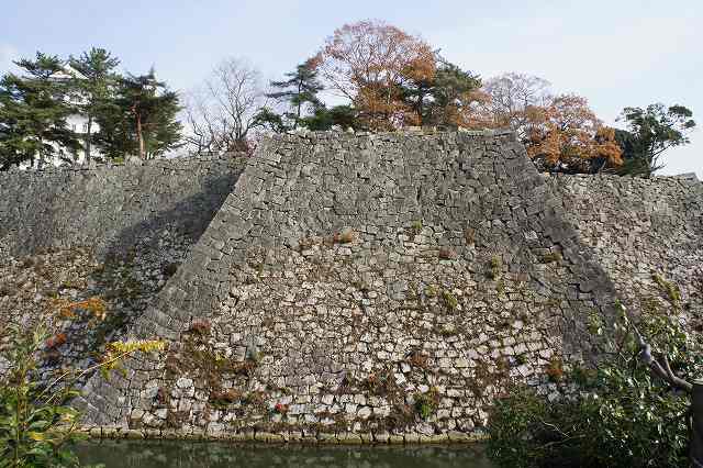 伊賀上野城 西内堀と高石垣(扇の勾配)