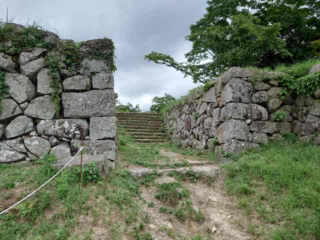 津和野城 三十間台鉄櫓門跡の石垣(太鼓丸から見た)