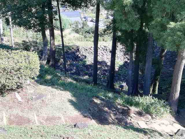 石垣山城 櫓台跡から見た井戸曲輪