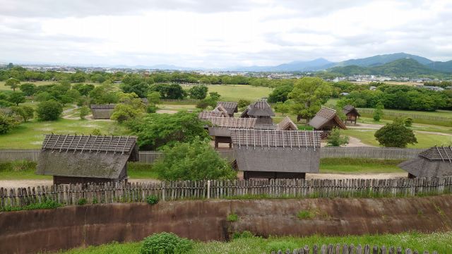 吉野ヶ里遺跡 南内郭南西の物見櫓からの風景（倉と市）01