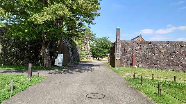 佐賀城 天守台石垣と西門、西側土塁石垣01
