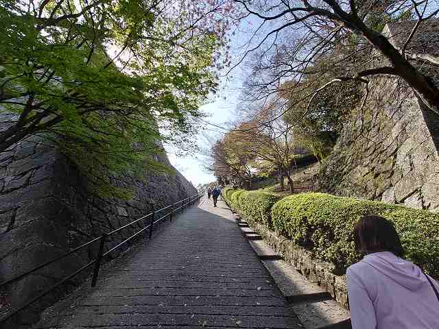 丸亀城 三の丸に続く坂と石垣