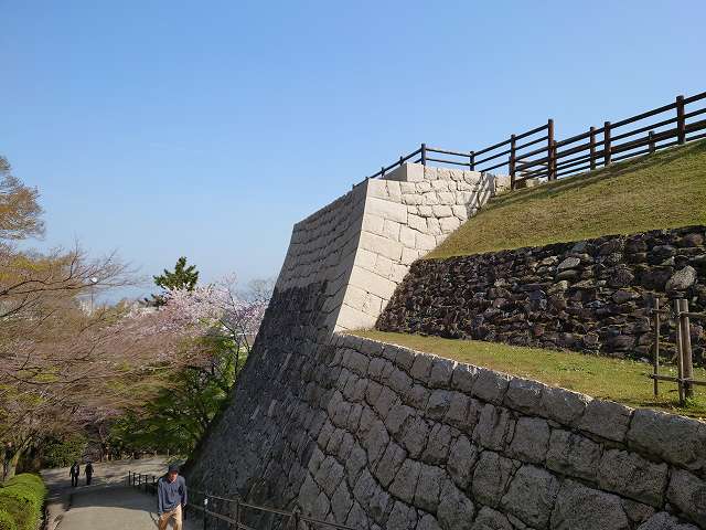 丸亀城 三の丸丑寅櫓跡の高石垣
