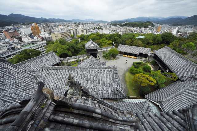 高知城 本丸内の櫓群(天守からの眺め)