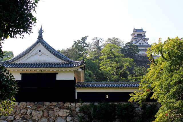 高知城 追手門(手前)と天守(奥)