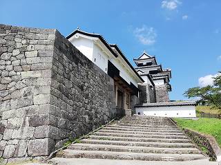 白河小峰城 階段から見た前御門と三重櫓