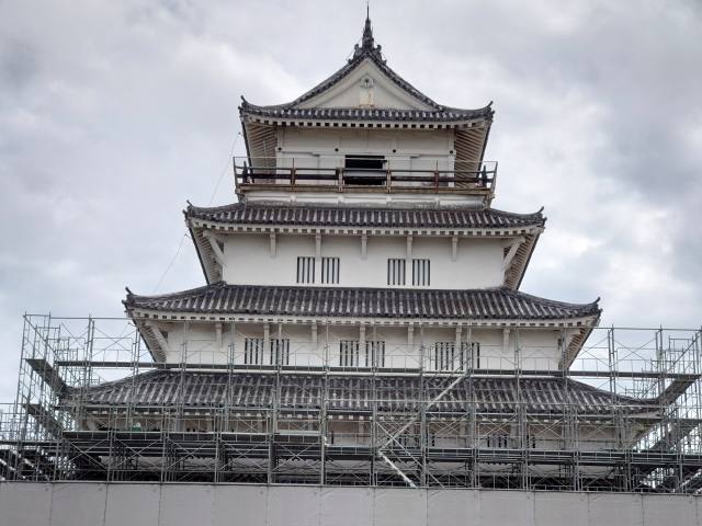 島原城 天守(本丸から見た、下層部修繕中)