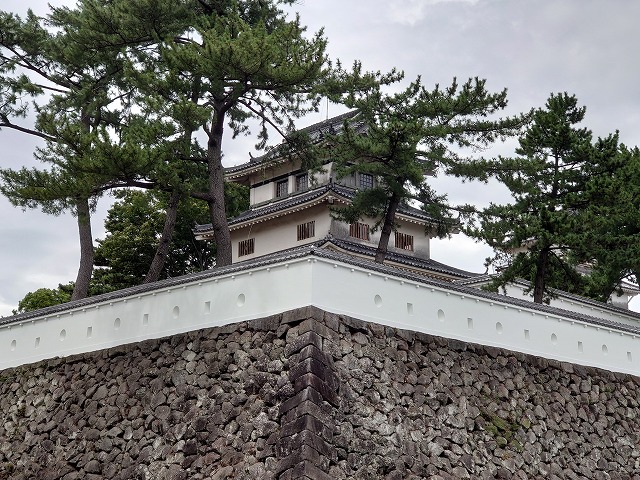 島原城 丑寅櫓と土塀(東堀通りから見た)