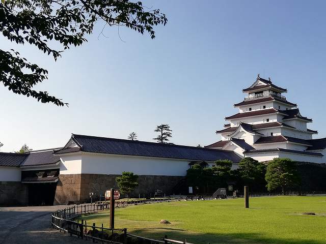鶴ヶ城(会津若松城) 天守と南走長屋（本丸からの眺め）