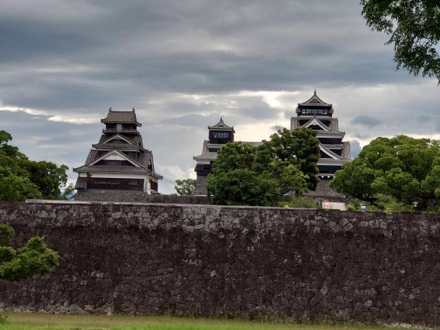 熊本城 宇土櫓と小天守と大天守(二の丸から見た)
