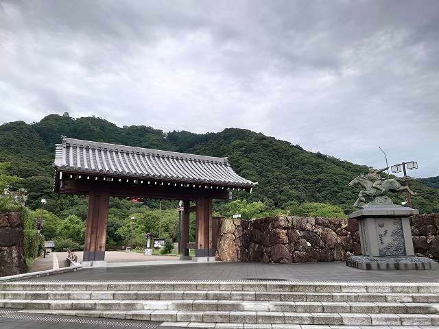 岐阜城 入城門と若き日の信長像