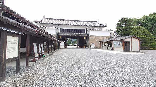 二条城 東大手門(場内から)と事務所