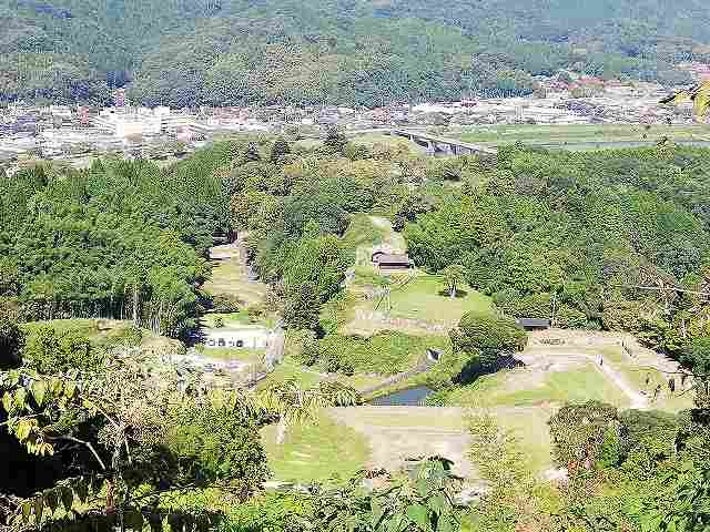 月山富田城 袖が平からの眺望（入口から続く段々の曲輪群）