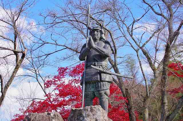 月山富田城_山中鹿之介祈月像