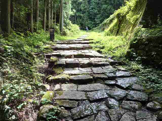 岩村城 一の門の石垣と大手通