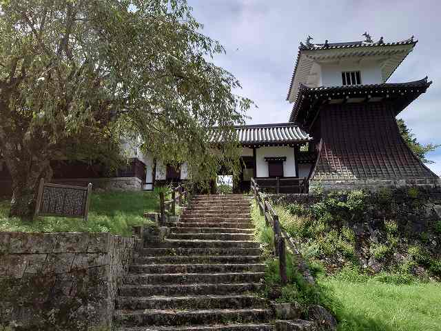 岩村城 太鼓櫓と表御門と脇櫓(正面から見た)