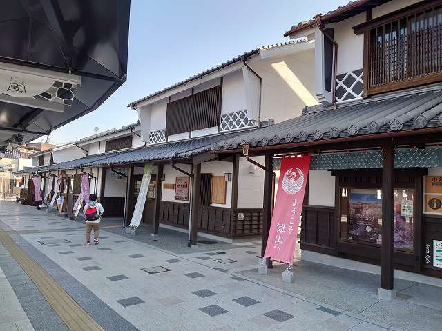 津山城 津山観光案内所(津山駅右端)