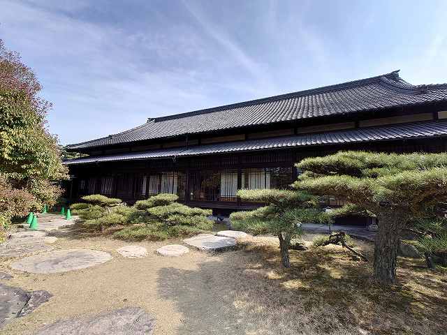 高松城 披雲閣(庭園入口からの眺め)