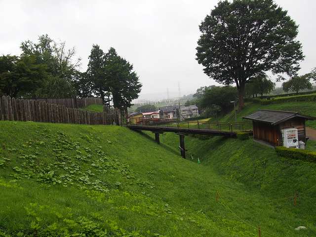 根城_土塁と壕01