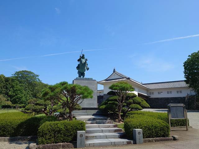 山形城_最上義光像と二の丸東大手門2