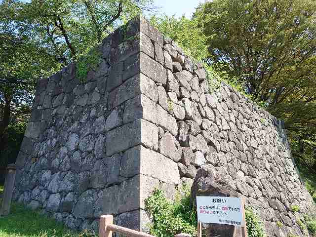 山形城_二の丸南大手門東側の石垣