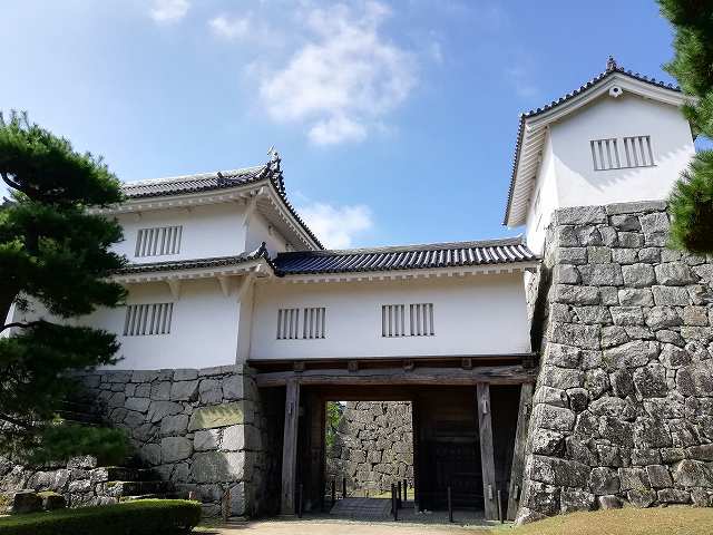 三の丸内部から見た箕輪門と付け櫓