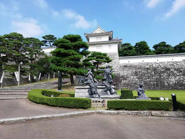 三の丸石垣と二本松少年隊の像