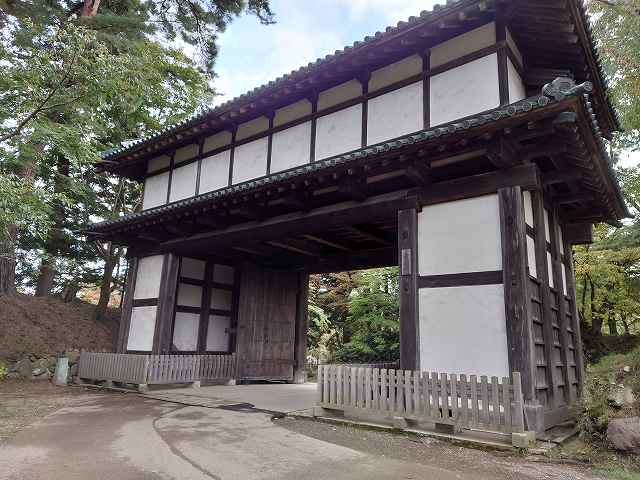 弘前城_二の丸東門（城内側）_1