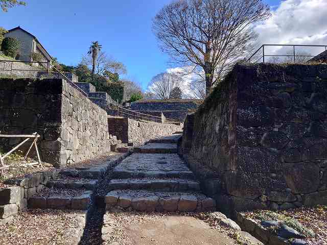 新田金山城_大手虎口(遠景)