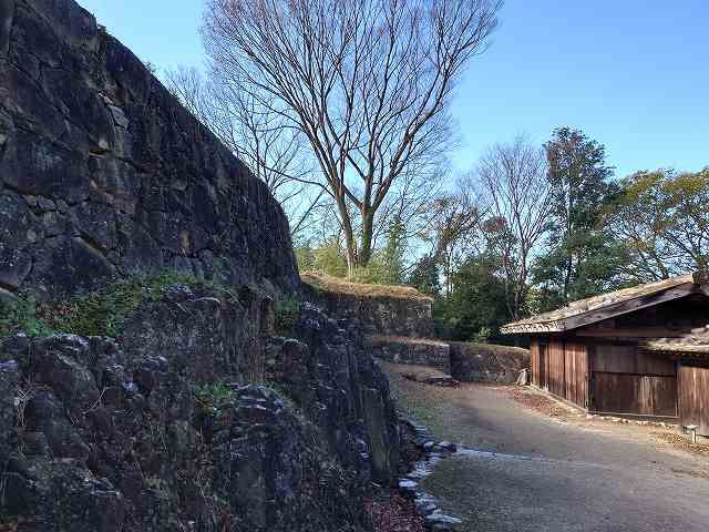 新田金山城_南曲輪の石垣と石敷き遺構