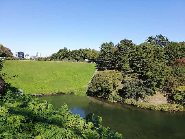 江戸城 半蔵門に向かう橋と濠