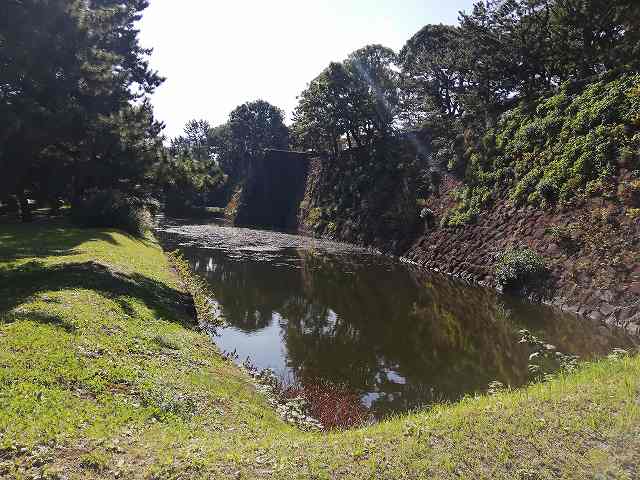 江戸城 白鳥濠と本丸石垣