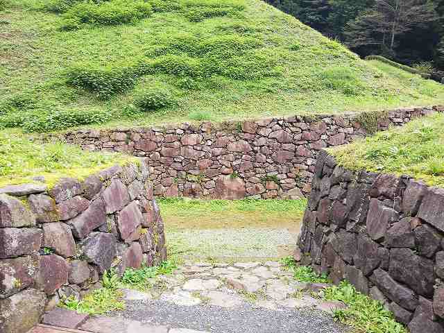 八王子城 御主殿跡の虎口石垣(正面)