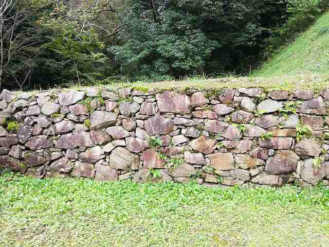 八王子城 御主殿跡の虎口石垣(左側奥)