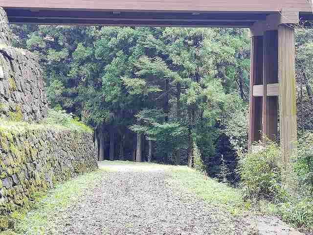 八王子城 管理棟へ続く小径
