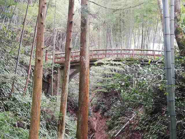八王子城 アシダ曲輪群と管理棟を結ぶ橋と堀切跡