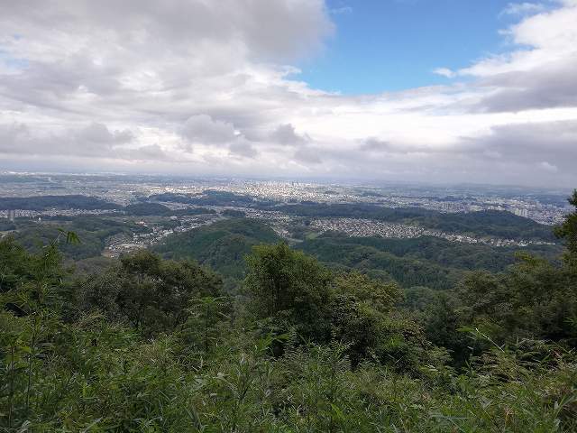 八王子城 中の曲輪からの眺め(遠景)