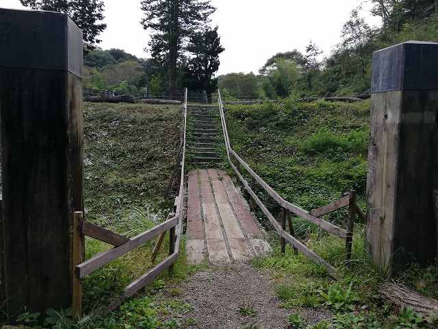 八王子城 根小屋地区の遊歩道にかかる橋
