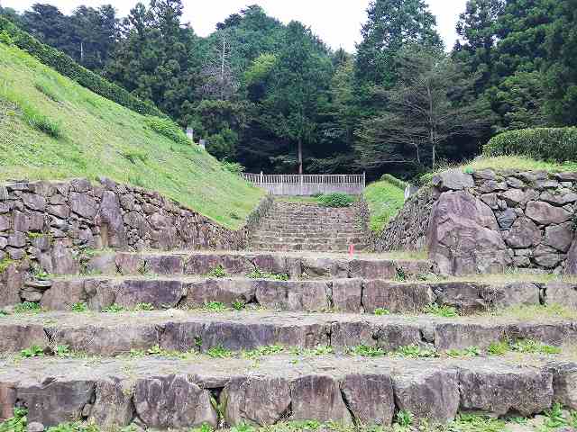 八王子城 御主殿跡に続く石段