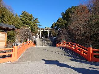躑躅ヶ崎館と入口の鳥居