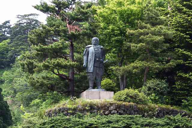 春日山城 上杉謙信像
