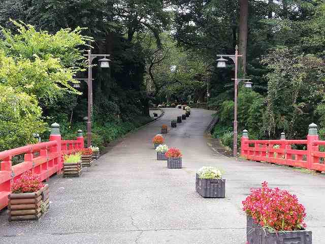 高岡城 駐春橋からの道