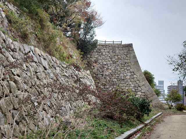 明石城 本丸の石垣(奥が天守台石垣)