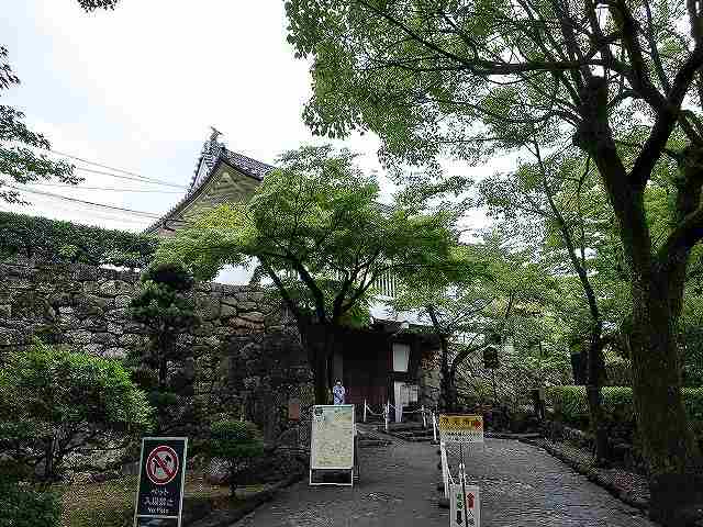 犬山城 本丸門(鉄門、遠景)