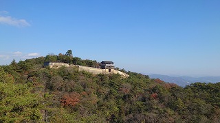 鬼ノ城_西門と高石垣(展望デッキから)01