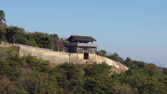 鬼ノ城_西門と高石垣(展望デッキから)05