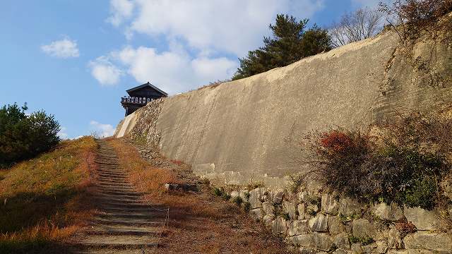 鬼ノ城_西門と版築土塁(第０水門付近)08