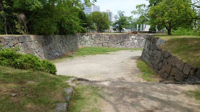 福岡城_扇坂御門跡の虎口石垣(祈念櫓跡付近)01