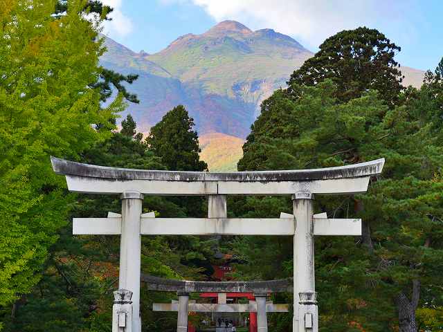 岩木山神社の大鳥居と岩木山